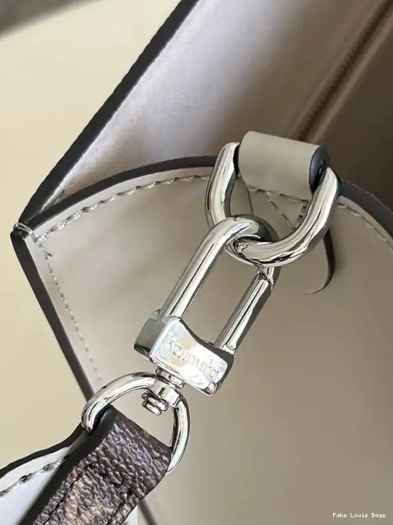 Eliminating the middleman and passing on savings to you. With massive production and tax-free benefits SAC PLAT VUITTON LOUIS PETIT 0329